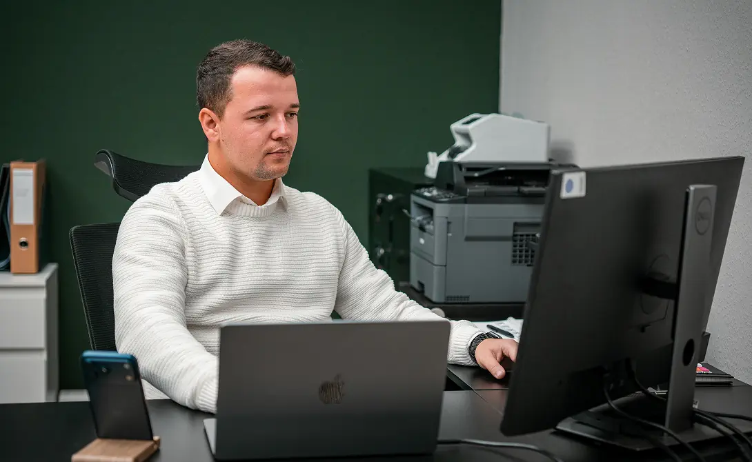 сотрудник за компьютером